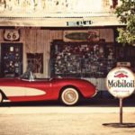 25683446-hackberry--3-augustus-hackberry-general-store-met-een-1957-rode-corvette-auto-vooraan-op-3-augustus-.jpg